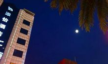 谁谓含愁独不见，更教明月照流黄。