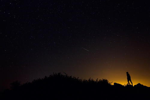 随着星的夜空滑倒了_1000字