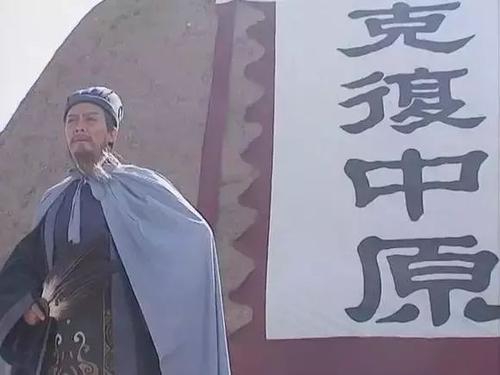 在就业方面是非常挑剔的Zhuge Liang。首先用道德衡量一个人，让人才无法使用它，只能机械化。诸葛亮没有创造一场比赛，因此，他的部长级只是一个像任何人一样滚石的虚拟场所。在刘蓓之前，我对诸葛亮说：“这匹马实际上，这不是很有用。”但诸葛亮过于分配，有些飘飘，认为她的眼睛是正确的，最后失去了街道亭子，我必须吓到军队与空城。只有可能生活。