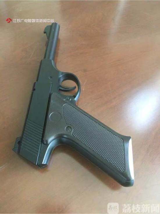 兄弟的玩具gun_300字