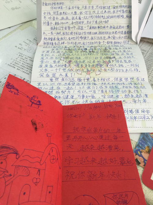 这个城市很高涨，道路宽阔，道路覆盖着色调，鲜花和新鲜空气。公共汽车经常来，有序。公园里的山脉，游客都观察到，他们很开心。
