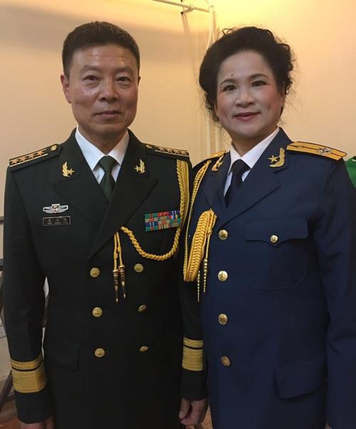 门外沉默。恶心的事情？那是一个漂亮的男孩吗？ “与她混合她”是什么？我不明白这是什么意思这个代表，我只觉得地狱的爪子来到我身边。