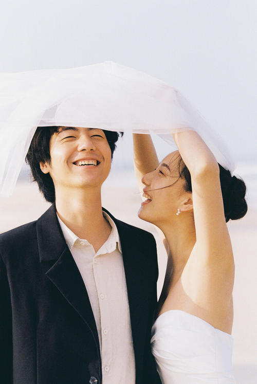 “嘿，这三个又一次，祝贺你破碎的镜子。”如果雨拥抱。 “恭喜你。”蜂蜜瞥了一眼她。 “亲爱的，让我们走，不要说。”我低声说。 “不要去，让我们谈谈。”如果雨阻止了我们。 “你和你的才能是什么？你不只是让我们戒掉心脏，然后你一只脚插入？”鲁菲大众。 “你有没有证据涂抹我。”随着雨微笑着。