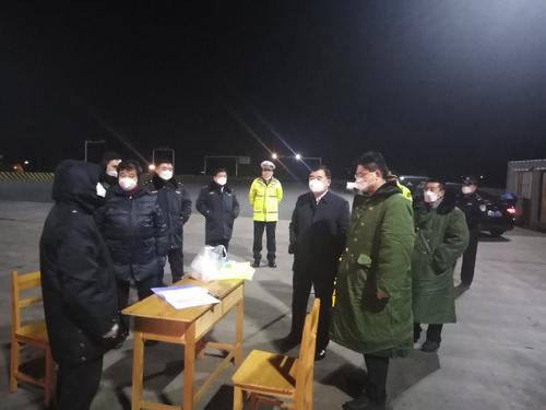 雷诺看到路易斯，吓得跳跃，“头部没有伤害，是的，你们两个，其他人怎么样？”斋月的眼睛揭示了深红灯，“我饿了，大哥吃它？路易斯，你还好吗？”
