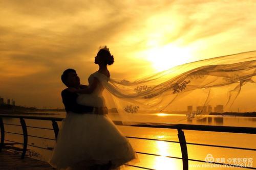 “这是？”尹汉西仔细看看它上的牌匾，“美食寺？”