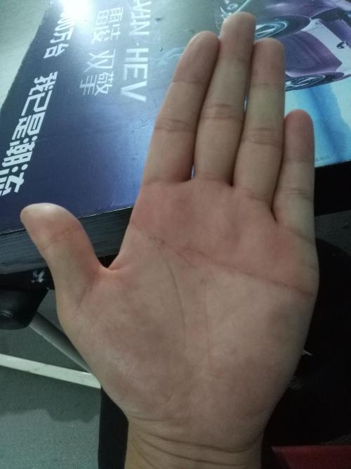 因为转迟3次为时已晚，6次会去Kimuel学校，但我刚去学校响起，嘿，似乎我无法赶上。我仍然慢慢走！哦，是的，我曾经听着同学说明我们的学校被称为模板学校，因为有一个国际男孩赞助。这个人被称为柠檬。哎呀，无论是，无论发生什么，都没有与我的半牛的关系。 “哎呀，我将完成第一课。”我走上一个小声音。过了一会儿，我去了教室的门。我毫无疑惑地看到一个英俊的女孩的身影。 “哦，”我不小心摔倒了，只是击中了门，笑了整个班级。我没有敢于观看老师。因为我可以想到老师的生气，哦。果然，老师用尖锐的眼睛看着我。我忍不住说出来了。他冷冷地说：“回归！”我没有敢于得到罪，战争来自门外，我一目了然地回头，我找到了一个从门外看到它的女孩。我仔细地给了一个仔细的外观：黑色长发随机分散，大眼睛突然弗拉德，猫迈阿密甚至没有表达它，看着它也是微笑。她的身体在2015年穿着最新的衣服（作者纯粹受到文本，请不要相信）是大家庭的一位大女士。她似乎看到了我正在看她，但我没有脸。这时，我说同一个地方（男人）说：“你一直盯着人，同性恋吗？”我瞥了一眼他。突然想起：“哦，那个人不会......”