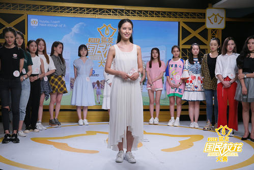 “是的，没有步行，不能好，我们仍然”怀疑“！”一个穿着柔性的女孩，一步一步地走了一步。我看到她正在飘飘，粉末就像火，粉红色就像阳。雪白纱线充满软粉红色樱花，流线型衣领，无与伦比。出于美丽的锁骨，没有完美的皮肤，好像它是迷人，超级可爱。水精神的大眼睛，一丝完美的笑容。 “金额，雪，樱桃......”