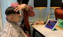 儿子理发 气歪老爸