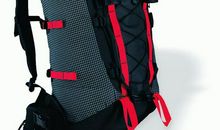 爬山途中儿子为我背包