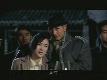 这个女孩有时是脆弱的。她也需要一个人陪她，安慰她。