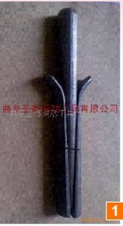 风吹过，轻轻地穿过他紫色的短发，衣服的角落略微带领，但他的原因告诉自己，她不会回来，她永远不会回来。这是他。她，灵魂的阴影，触动了谁在黑暗中孤独？还是一个莫名的回忆？