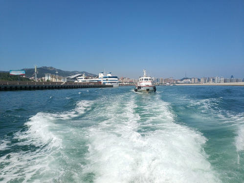 钓鱼群岛诗歌：它不是为了击中我们的海底基线