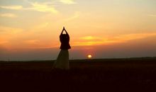 夕阳躺在古墙上_800字