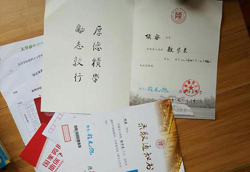 “爷爷，为什么要送我读书？”香母老很旧。 “你碰到了天空，你必须把你送到学校。” “不，祖父，除非你让学校隐瞒我的身份，否则，我不会说话！”我以为我的祖父不同意。通过这种方式，我可以逃脱原因。出乎意料地，爷爷实际上同意翔宇的要求。