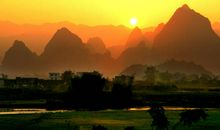 日晚江南望江北，寒鸦飞尽水悠悠。