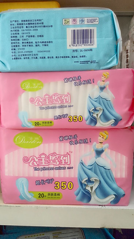 这个男人被称为上贵汉，是四个家庭的主席，而那个男人安慰他的男人是白人主席白英明。