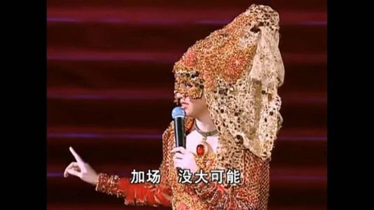 她打开了门，一个冷罢工，现在是一个寒冷的冬月，萧辉回到了一件厚厚的外套，她刚走出门，在她的眼泪面前的场景 - 妈妈坐在医院座位上，他睡了，她只穿着一件薄薄的连衣裙，她的手只拿了一个水瓶，这是一瓶用来每天喝水的瓶子。小华走向母亲，心的感觉更强壮，萧辉觉得他似乎没有你的母亲，巨大的债务，小华把外套放在母亲上，擦回泪水回到病房里。 。