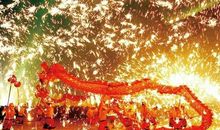 袨服华妆着处逢，六街灯火闹儿童