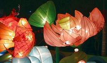 九衢雪小，千门月淡，元宵灯近。