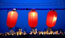 中山孺子倚新妆，郑女燕姬独擅场。