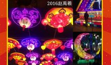 月色灯山满帝都，香车宝盖隘通衢。