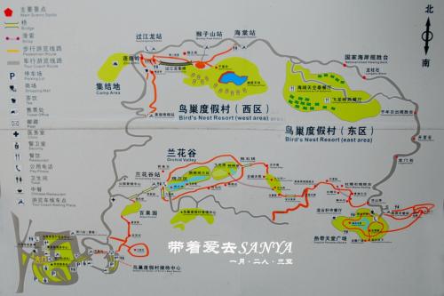 对面的花床，有一个岩石假山有各种岩石。他们自然有各种各样的东西，有些就像古老的树木，有些像动物一样。假山中间有一个小亭子。我看到青松高，绿色，白杨茁壮成长非常简单。这里的鸟类，凉亭的游客是这种美丽的风景。