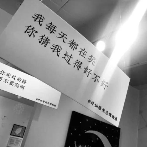 实习护士听说许多没有成功的东西因为输液已经不成功，护士在这里思考，护士不会碰到寒意，棕榈是冷的。她慢慢地拿起针，与孩子的血管对齐，仔细地绑它......没有成功......这让护士的心更加紧张，她再次使用轻微的握手，第二个......仍然没有成功......她瞥了一眼孩子的亲人，孩子的祖母显然焦虑，她看着护士。护士的心脏更紧，致密的汗水被渗出。