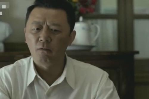 过了一会儿，成年人太忙了。此时，屋顶上有一个色彩缤纷的气球，红色的“fu”字发布在门上。这个很漂亮！