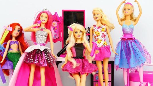 我觉得Barbi娃娃似乎对我说：“大师，你可以准备好吗？我想尽快洗澡！”我对她说：“等等，我很好！”我有毛巾和我。让芭比真的头疼，给他盆地。