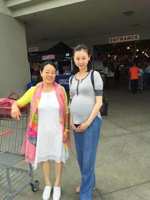 
人们用王子和公主欢呼，整个国家都是沸腾的，婚礼也在举行。在漫长的几年里，没有彩虹王子和小公主的美德和美丽，丈夫和妻子恋爱中。