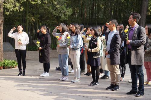 现在是时候睡觉了，明天我必须开始上学。