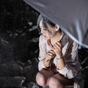   “夜晚。”