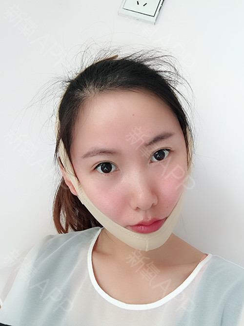 主持人：祝贺，对！请倾听下一个问题：如果有一个男孩伤了你或你的女朋友，你觉得什么？