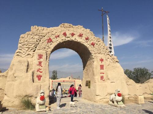 里面，它是左侧和右侧的明朝，它保留了拍摄了一些视频的原始视图和道具，以及旅游表。首先，我们访问了月球门，谷物葡萄酒车间，九童（锣李），轿车轿车，葡萄酒的大圆筒，大圆筒，大圆筒，大圆筒，大罐，大罐，大气缸，大圆柱，大圆筒，大圆筒，大圆筒，大圆筒，下四个或五个人。还有一碗饮酒。这时，爸爸拿起一个大碗，开始喝酒的运动，就像完全相同，每个人都笑了。
