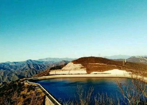 侯侯是“天使”，病人的说明：“嘿，停下来，听我说，雅威正在和记者说话，因为我们在这里，你必须获取信息，听到这是什么问题？”