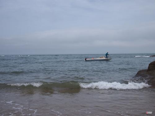 我走了几步到了海边，然后下了大海。我把手放入大海中，一阵冷海冲到我的手掌，如此寒冷！海水在我的手掌中慢慢打开，从我的手中举行温暖的温暖。