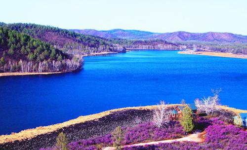 我来到了道路上到了士兵的对岸，等着我的母亲接我。