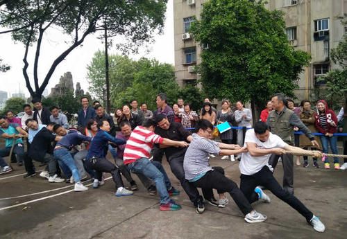 令人兴奋的决赛开始。对手也在匆匆穿过几轮，而且它也很强大。整个等级的同学正站在游戏的两侧，欢呼声音并帮助发出声音，气氛非常激烈。我们紧紧抓住绳子，全身力量，一英寸，并将绳子拉到我们身上。时间似乎有一个很慢，那么我们听到了Lara团队的喊叫：“来吧，来吧，”我们有精神，而且它是一个大削减。 “Dudu”体育老师的哨声再次响起，我们的班级赢得了第一名。看着对手的心脏，一些牙齿，我不能说出来。