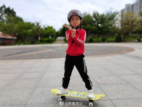 在我的二年级，曾经和爸爸也在这个公园里玩。看到有许多孩子正在玩幻灯片。看到他们站在滑板上，扭曲你的腿，左转左转，在人群中滑动，我很羡慕，我真的想成为他们的成员。所以我向爸爸提出了滑板的要求。爸爸我在公园门口买了一间滑板。