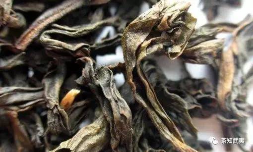 
王子看到了五六六颗珍珠，同样的钻石从她的嘴里出来，我希望她告诉他发生了什么。所以她把他带到了他身边，所以王子爱上了她，而心灵比任何嫁妆更有价值，她把她带到了父亲的宫殿里，在哪里和她结婚。