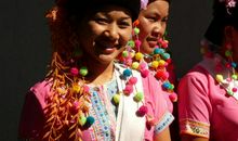 笑靥如花地看待这个恶俗的世界_400字