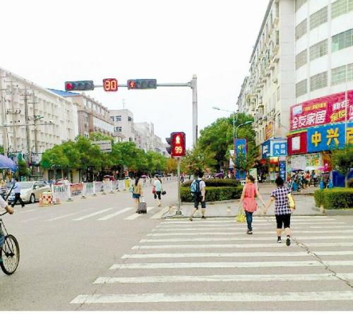 背光十字路口_700字
