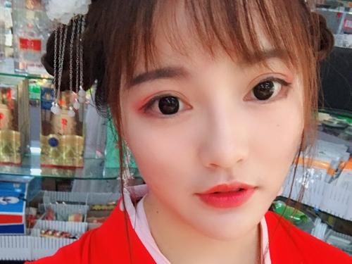 徐俊向他的家乡送达了联堂。建立后，他坚决走进公安局，悄悄地缩小了这个故事的警察......