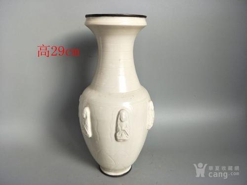 
黑色瓷瓶已成为一个珍贵的系列，而白色瓷瓶一直在拐角处。