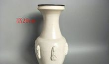 黑瓷瓶和白瓷瓶