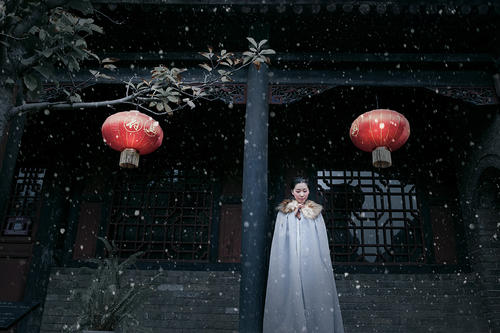 冷冰正试图追求独特的呼吸，关闭，关闭，越来越近。找到了！ “嘿？”冰冷的冰和尘埃的声音忍不住叹息：这个孩子在你面前，漫长而凌乱的火红色头发放在腰上，一个黑色斗篷，一个黑色斗篷，面前的一支方形吊坠胸部，右眼穿着一个方形眼罩，这只是神秘的。 “打电话，跟踪一天，但幸运的是，我的能力并不容易找到。”红发女孩被说。 “倾听声音，看看外表，大约十六岁，对于能力，可能是[看不见的是[屏蔽]，不幸的是电源太低，呼吸是活着的，但这只是猜测，不能确定。 “冷冰耳语告诉浅尘，一只小鸟突然拿起翅膀。”好吧？谁是谁？！“红头发的女孩突然喊道。”更糟糕，我被发现了！跑！“冰冷的冰突然意识到情况不对，用轻质灰尘喊道。”什么都没有！我有办法！“光线大声，戒指上的宝石很明亮：