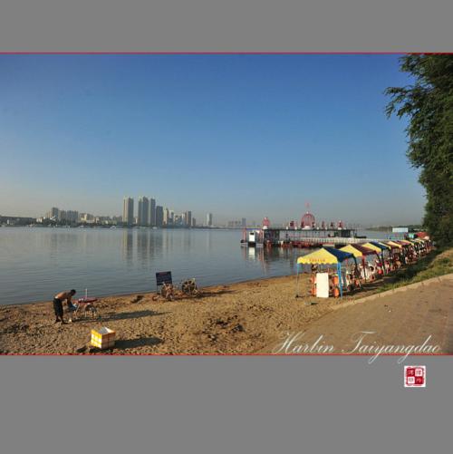 这是黑暗的，让我们乘船游览松花江。岸边的五颜六色的灯笼像闪光一样闪耀。江里的缆车，江里的游轮和雄伟的松花河桥，增加了鲜艳的色彩，耀眼和野心。