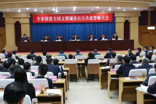 在“第100次决定性战争”中的学生代表在讲话