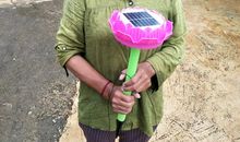 太陽穿樸素的光明之袍。彩雲衣飾華麗。_1200字