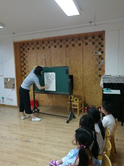 
后来，黑色黑色也种了一个向日葵森林。虽然它们都是普通的向日葵，但没有魔法，但只要我看到向日葵欢迎阳光，黑色的心就是阳光。